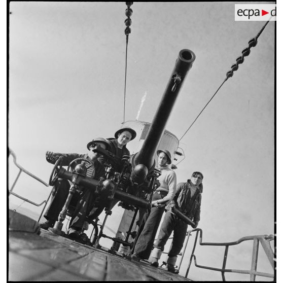 Exercice de tir antiaérien du canon de 75 mm du sous-marin des Forces navales françaises libres (FNFL) la Minerve.