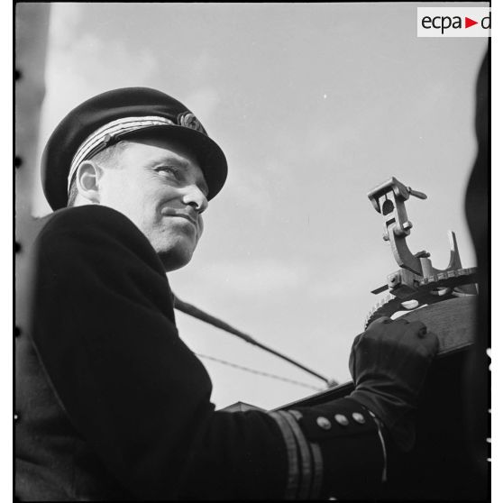 Portrait au cours d'un exercice de l'officier de 1re classe des équipages Paul Vibert, commandant en second du sous-marin des Forces navales françaises libres (FNFL) la Minerve.