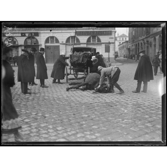 La vie à Reims, un accident de voiture place Royale. [légende d'origine]