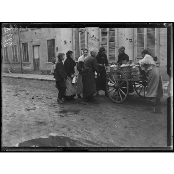 La vie à Reims, la laitière. [légende d'origine]