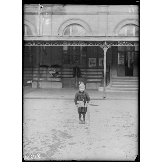 Reims, le petit Robert Canonne, 5 ans, le plus petit poilus de Reims. [légende d'origine]