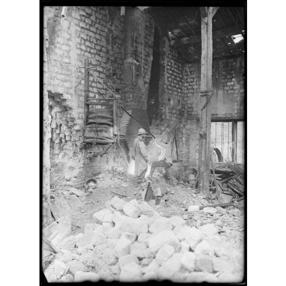 Bétheny, Marne, la forge dans les ruines. [légende d'origine]