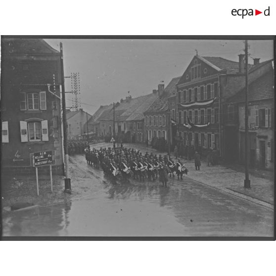 Une unité d'infanterie de la 4e armée avec la fanfare en avant défile devant le général d'armée Requin dans un village du département de la Moselle (peut-être Hellimer).