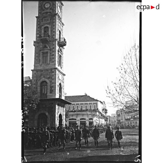 Le général d'armée Weygand passe en revue les troupes de la 86e DI dans une rue de Tripoli.