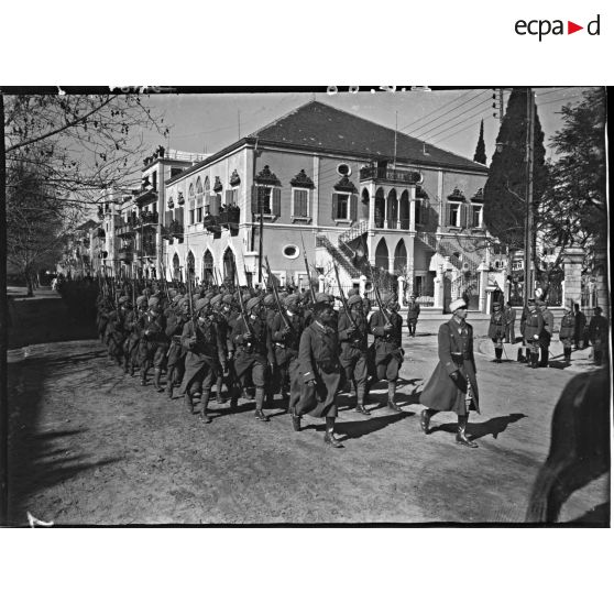 Des tirailleurs algériens de la 86e DI défilent devant les généraux Weygand et Cazaban.