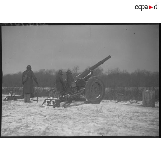 Plan général d'artilleurs qui servent un canon de 105 mm long modèle 1936 Schneider.