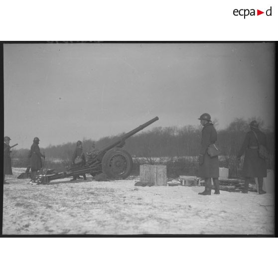 Plan général d'artilleurs qui servent un canon de 105 mm long modèle 1936 Schneider.