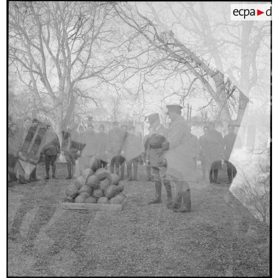 Photographie de groupe du général d'armée Réquin accompagné d'un officier supérieur anglais.