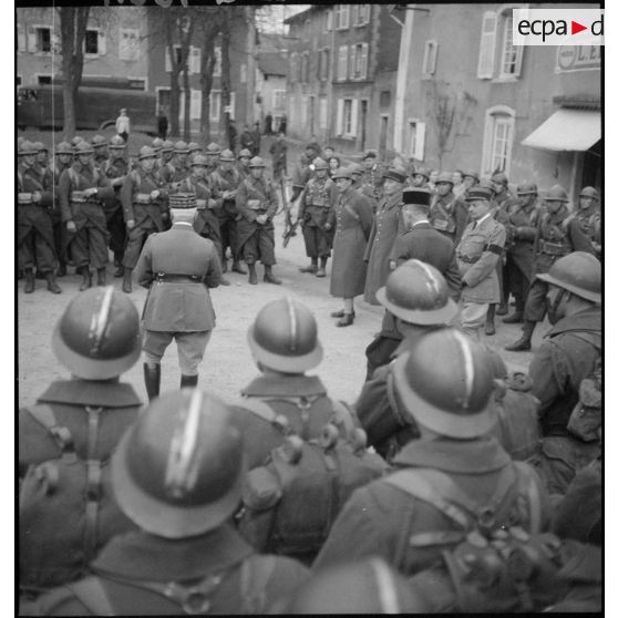 Le général d'armée Réquin s'adresse à des soldats qui l'entourent.