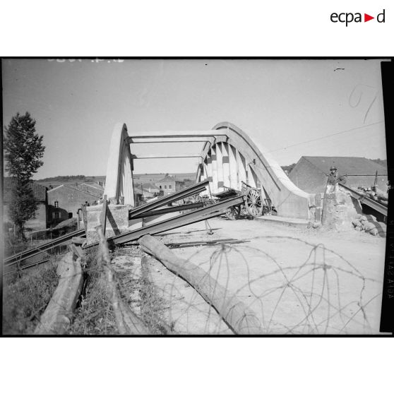 Un pont sur l'Aisne, barré par des obstacles anti-véhicules.