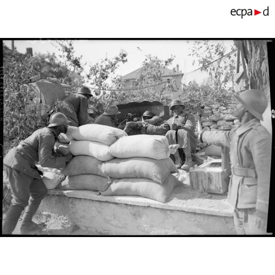 Des tirailleurs sénégalais servent un canon antichars de 25 mm.