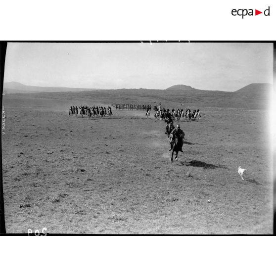 Lors d'un exercice un escadron druze charge au galop vers l'objectif au milieu d'une vaste étendue herbeuse.