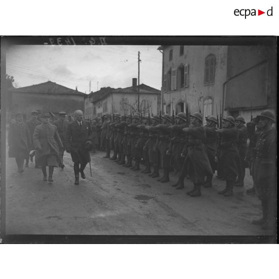 Le président de la République Albert Lebrun et le général d'armée Réquin passent en revue des troupes de la 4e armée.