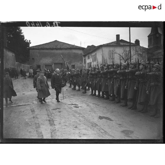 Le président de la République Albert Lebrun et le général d'armée Réquin passent en revue des troupes.