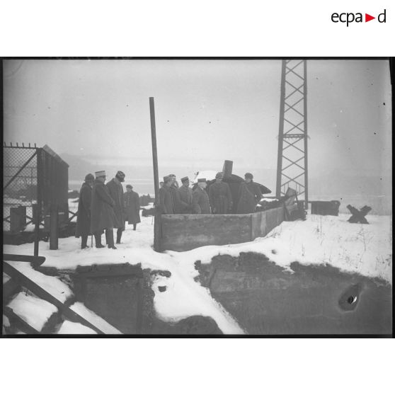 Le général d'armée Réquin, commandant la 4e armée, visite une mine de charbon.