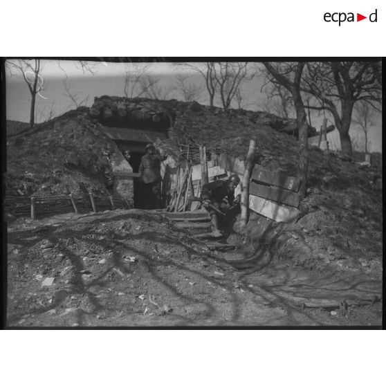 Plan général de soldats qui sortent d'une casemate enterrée.