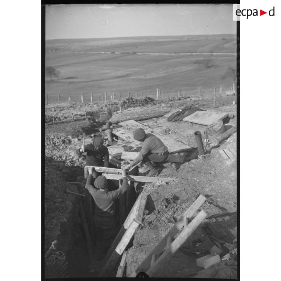 Des soldats travaillent à l'édification de fortifications de campagne.