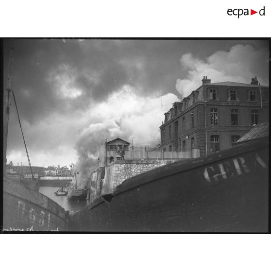 A quai dans le port de Dunkerque le chalutier "Rien sans peine" brûle.