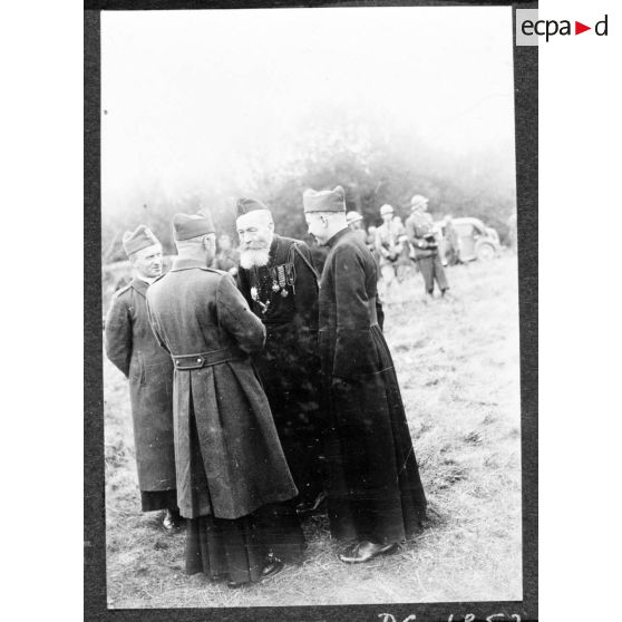 Photographie de groupe d'aumôniers militaires polonais lors de la cérémonie.