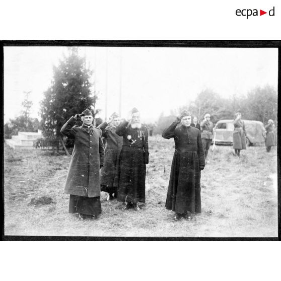 Photographie de groupe d'aumôniers militaires polonais lors de la cérémonie.