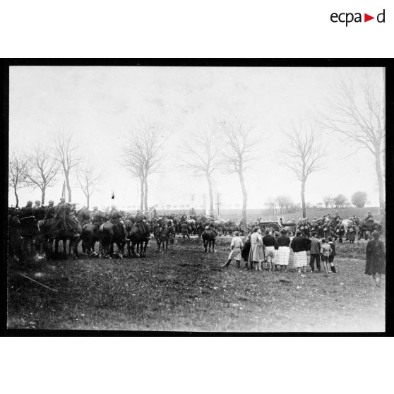 Plan général des troupes polonaises qui défilent sur une route.