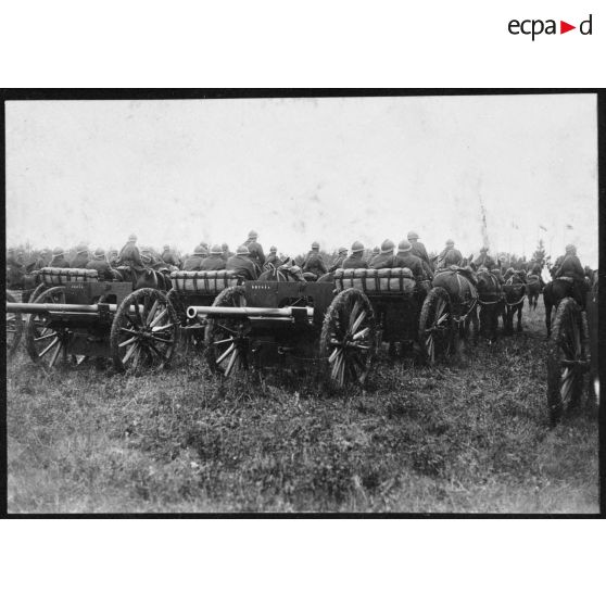 Plan général des troupes polonaises alignées lors de la cérémonie militaire, les soldats sont photographiés de dos