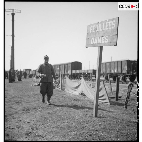 Une pancarte indiquant les feuillées dames est photographiée en plan général en bordure de voie ferrée.