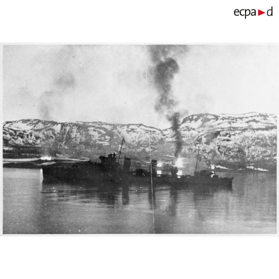 Bombardement naval britannique des défesnses allemandes dans le port de Bjerkvik.