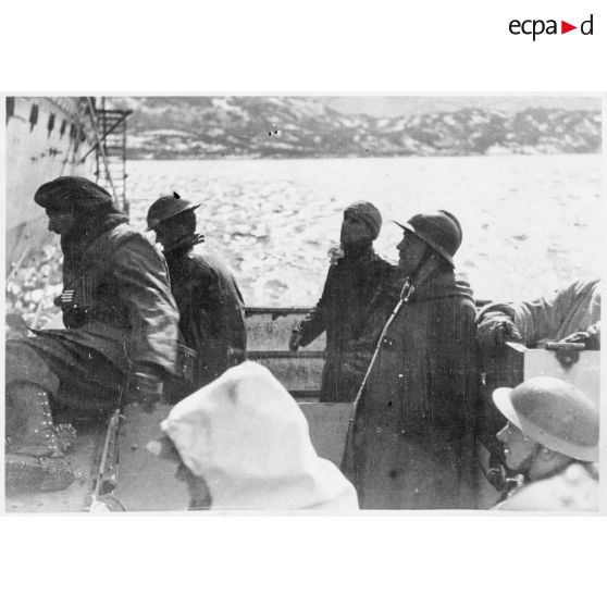 Le général de brigade Béthouart à bord d'une barge britannique.