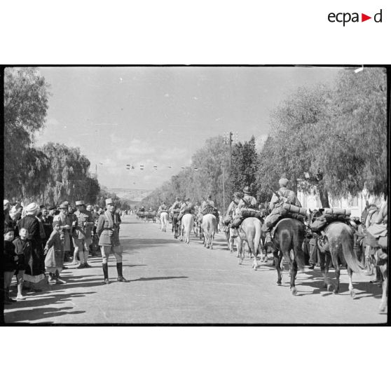 Le 1er RSA défile dans les rues de Biskra.