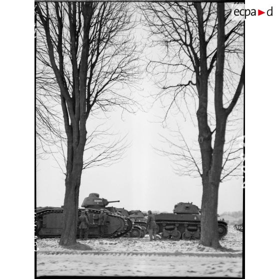 Plan général d'un char B1 bis et d'une automitrailleuse Renault 35 ACG 1, photographiés de profil.