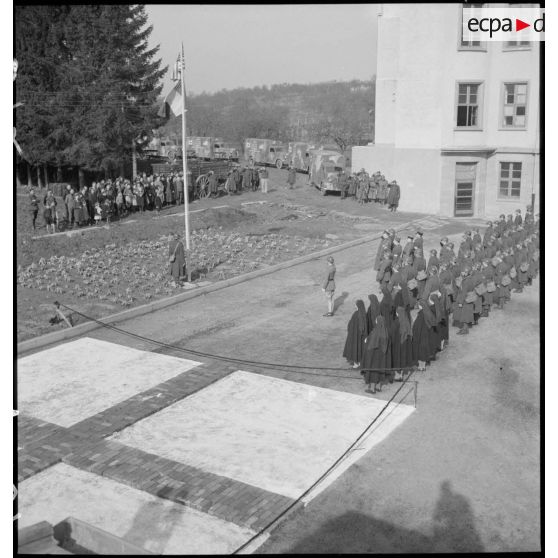 Plan général de la cérémonie aux couleurs lors de l'arrivée de la section sanitaire de volontaires américains (SSVA) à Nançy.