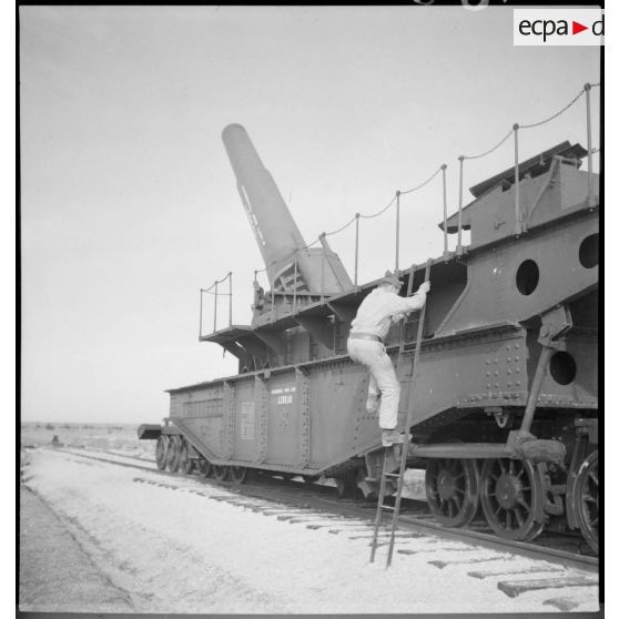 Plan moyen de trois quarts dos de l'obusier de 400 mm de l'ALVF (artillerie lourde sur voie ferrée), baptisé maréchal-des-logis Lebeau, sur son affût-truck à berceau.