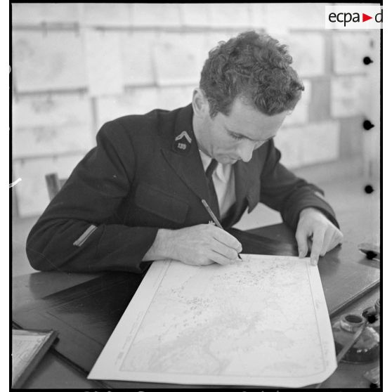 Un personnel de l'armée de l'air écrit sur une feuille.