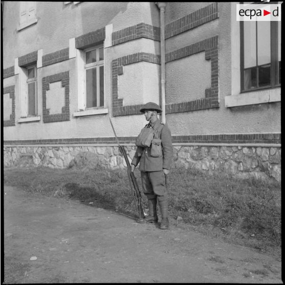 Une sentinelle des Royal Weish fusiliers devant un bâtiment.