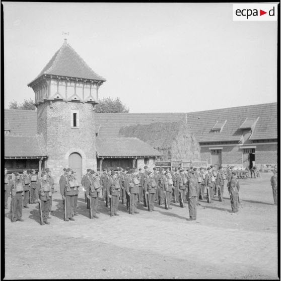 Rassemblement de soldats de la BEF dans une cour de ferme.