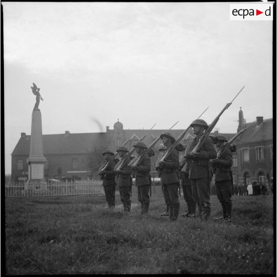 Soldats de la BEF rassemblés.