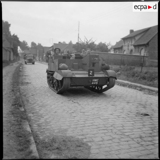 Plan général d'un Bren Carrier de la BEF qui circule dans une rue, il est photographié de face.