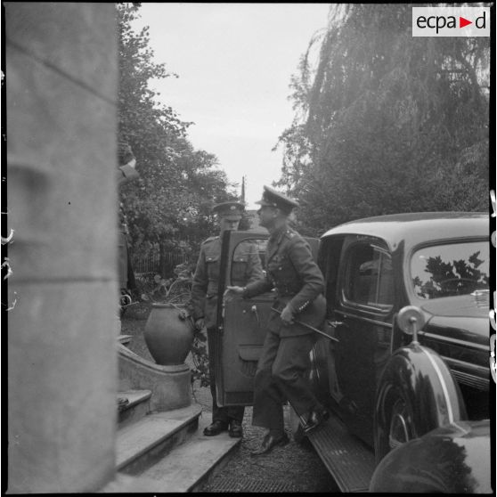 Un officier britannique de la BEF descend d'une voiture officielle.