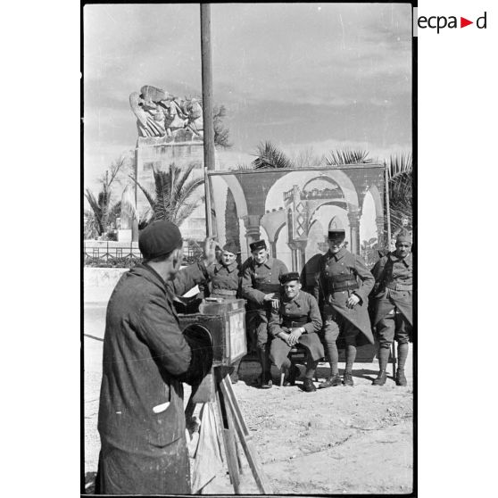 Un groupe de légionnaires du 1er REI est photographiés par un photographe de rue.