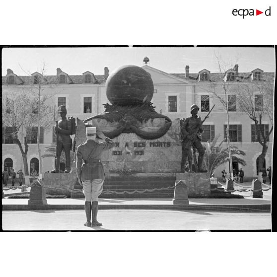 Un colonel salue le monument aux morts de la Légion étrangère au quartier Viénot.