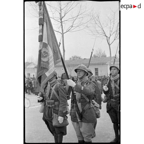 Plan moyen du drapeau du 1er REI et sa garde.