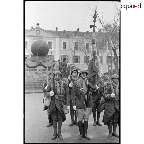 Plan général du drapeau du 1er REI et sa garde.