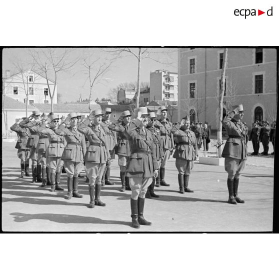 Des officiers saluent lors de la prise d'armes de départ du 1er REI.