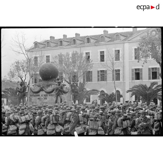 Plan général de la troupe du 1er REI au repos sur place. Les légionnaires sont photographiés de dos.