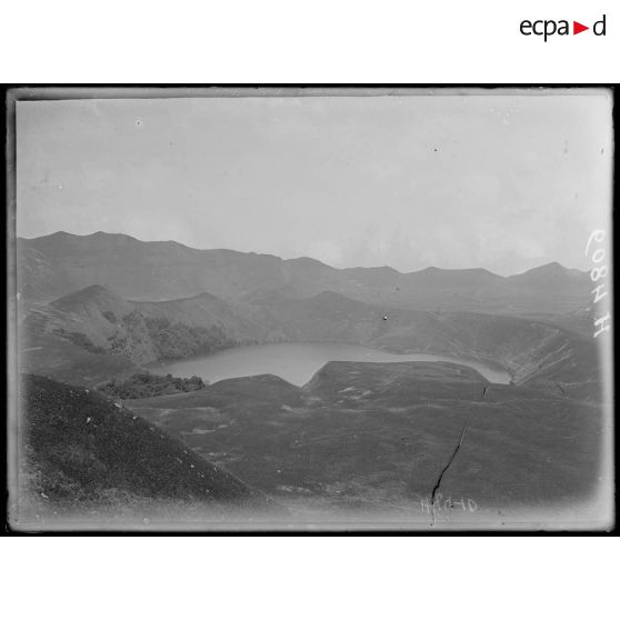 De Mbureku à Poala, altitude 1800 m environ. Le lac de l'Eboga. [légende d'origine]