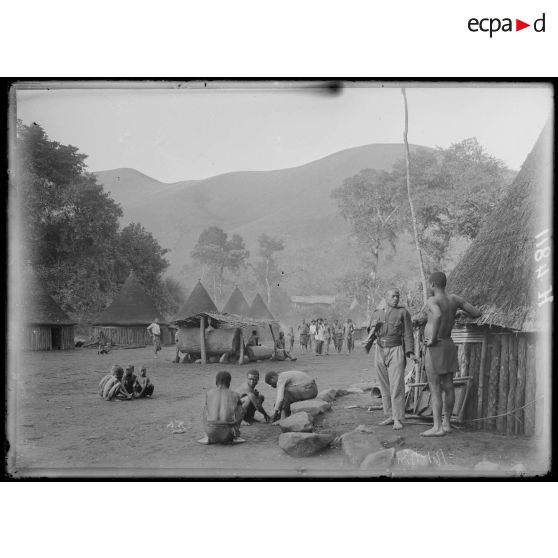 Poala. Le village et le flanc de l'Eboga. [légende d'origine]