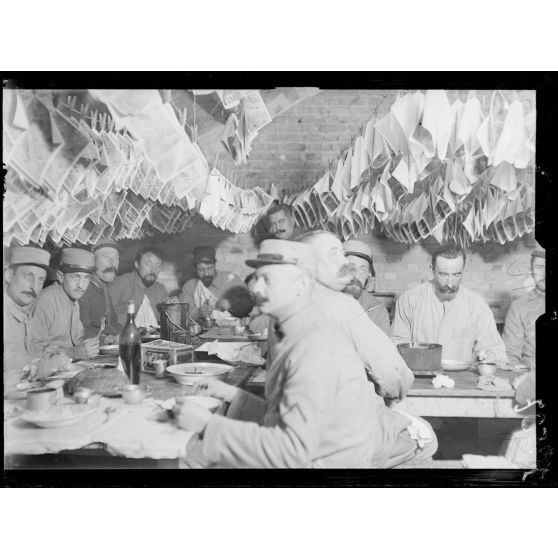 Châlons-sur-Marne, section aérienne de la 4e armée. Le repas parmi les photos au séchage. [légende d'origine]