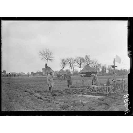 Sommesous (Marne). Les tombes devant le village. [légende d'origine]