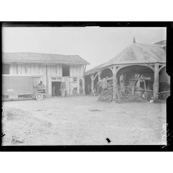 Sommesous (Marne). Cantonnement dans une ferme. [légende d'origine]